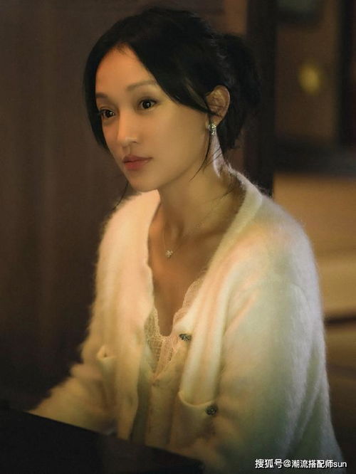 周迅終于高調美回來,穿開衫牛仔褲優雅隨性,扎起馬尾清爽又減齡